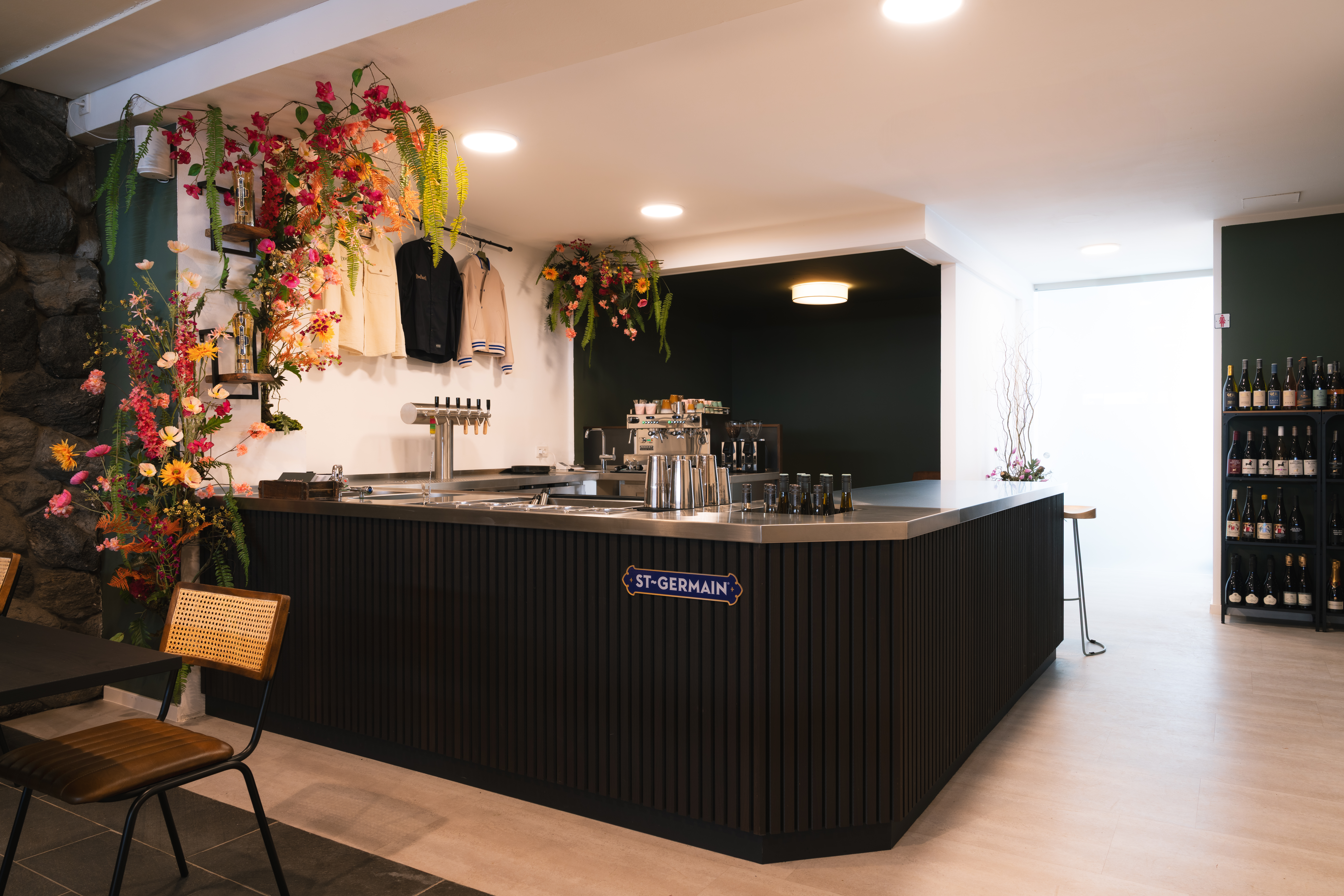 Der Thekenbereich einer Bar.