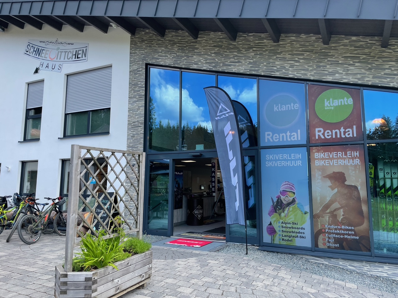 Außenansicht des Gebäudes Schneewittchen Haus mit dem Bikeverleih Klante. Außenansicht des Gebäudes Schneewittchen Haus mit dem Bikeverleih Klante.