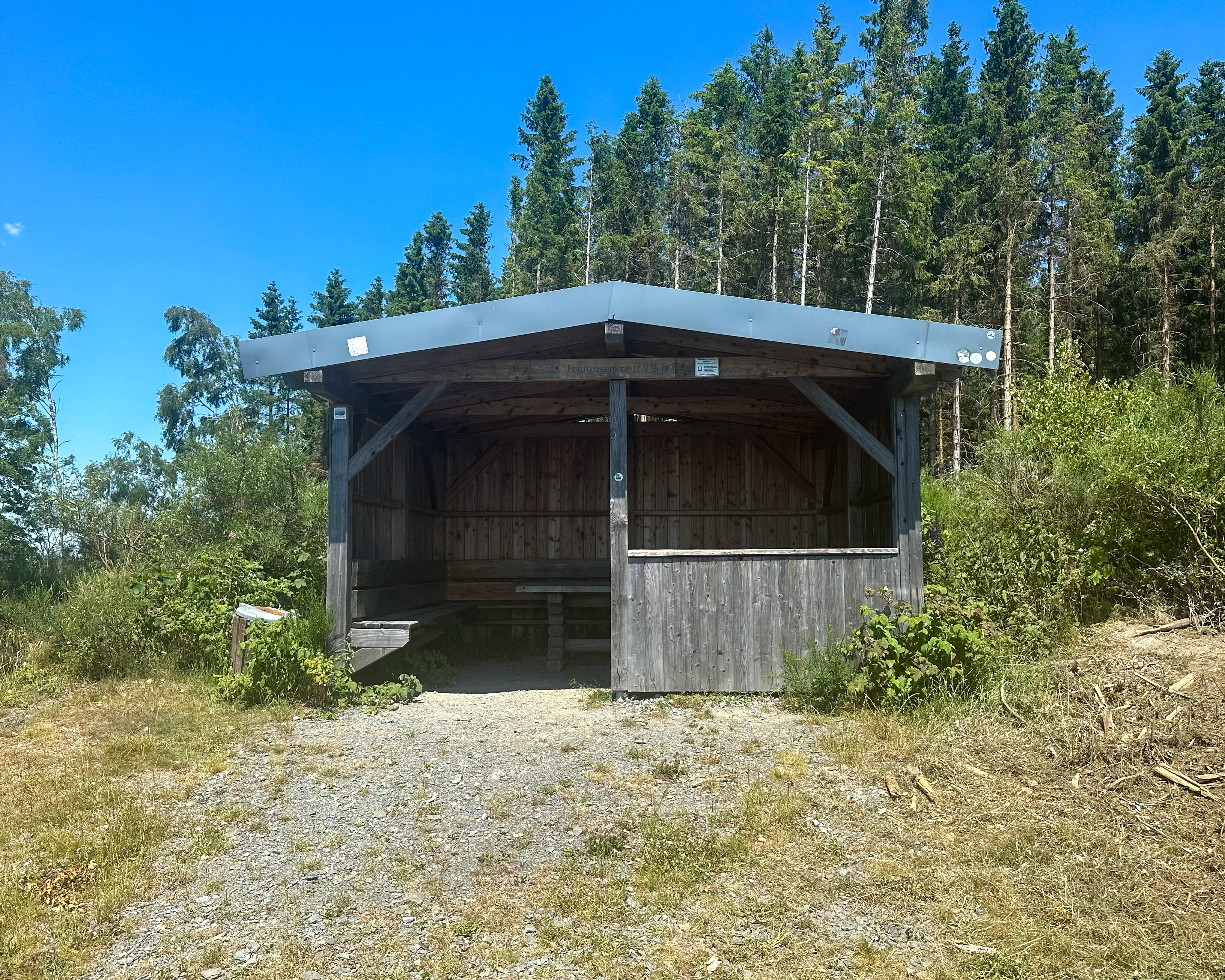 Eine Schutzhütte umgeben von Wald. Eine Schutzhütte umgeben von Wald.