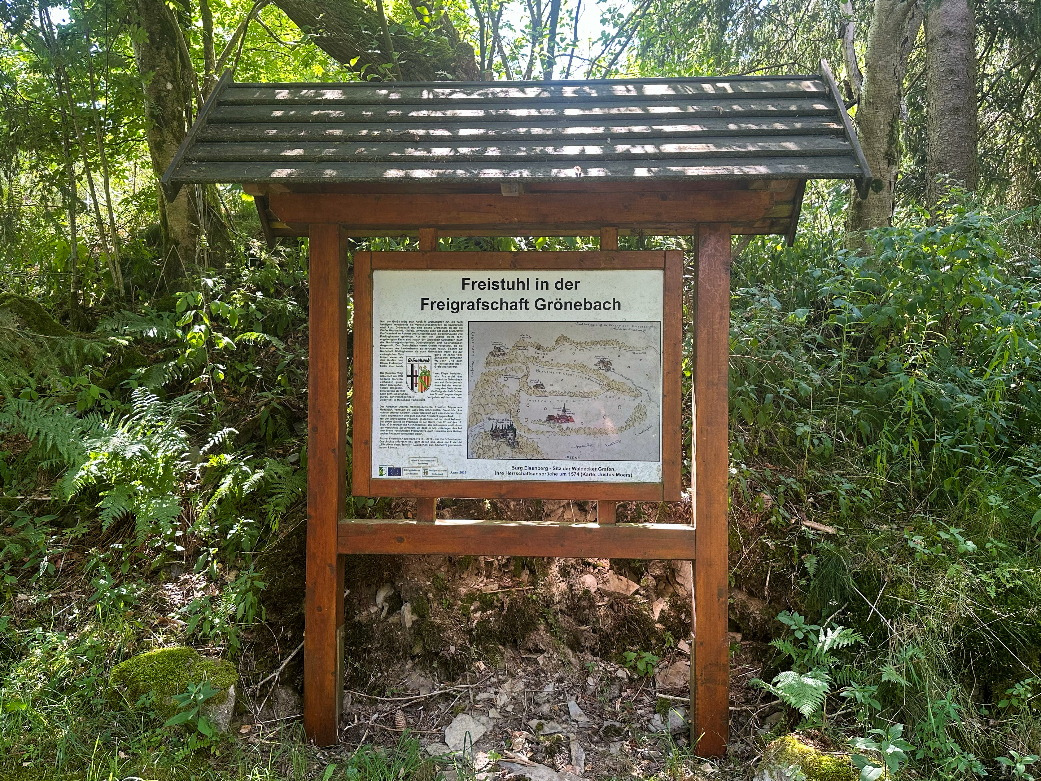 Informationstafel zum Freistuhl in der Freigrafschaft Grönebach. Informationstafel zum Freistuhl in der Freigrafschaft Grönebach.