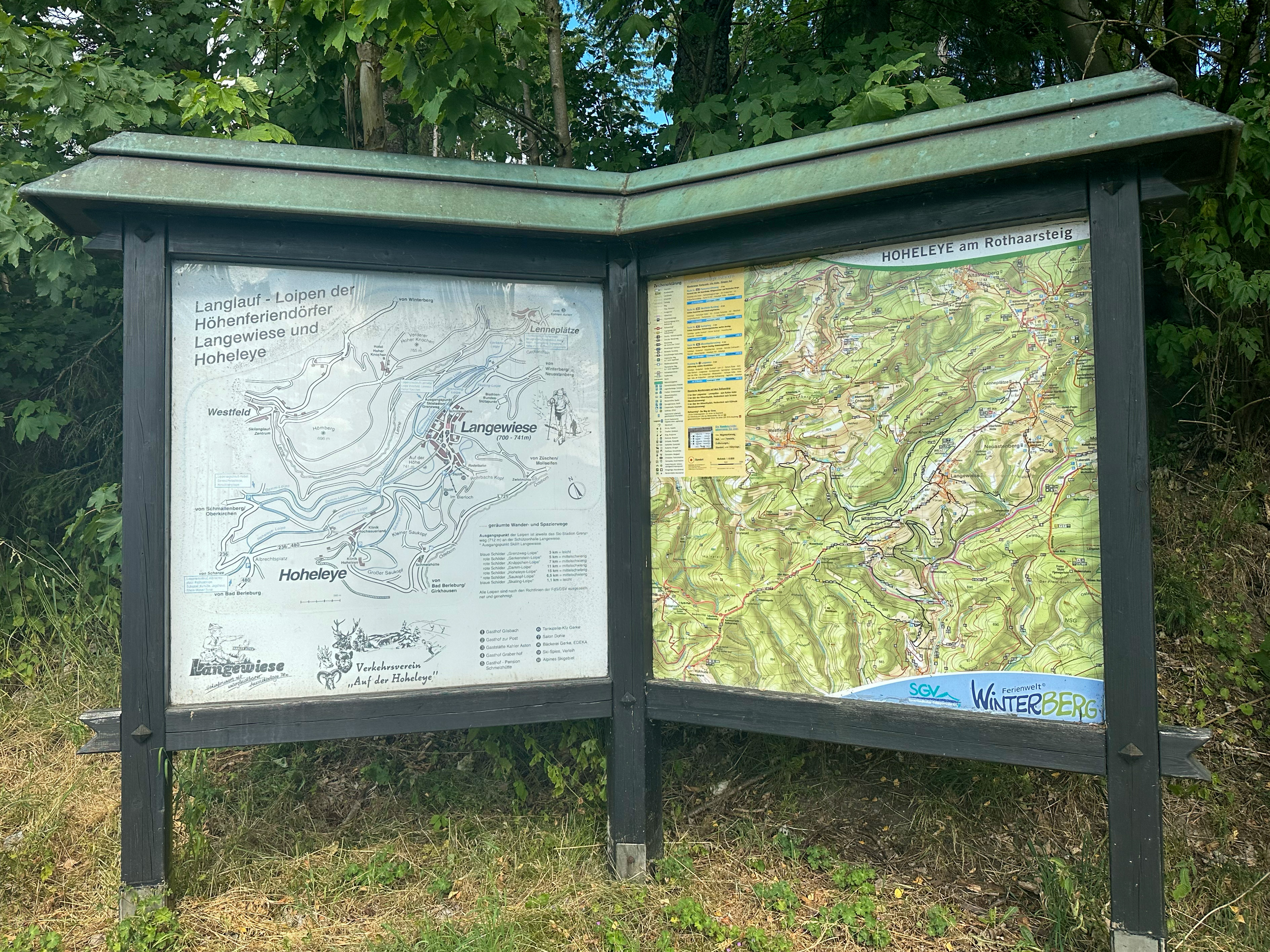 Informationstafel zu den Wanderwegen in und um Hoheleye.