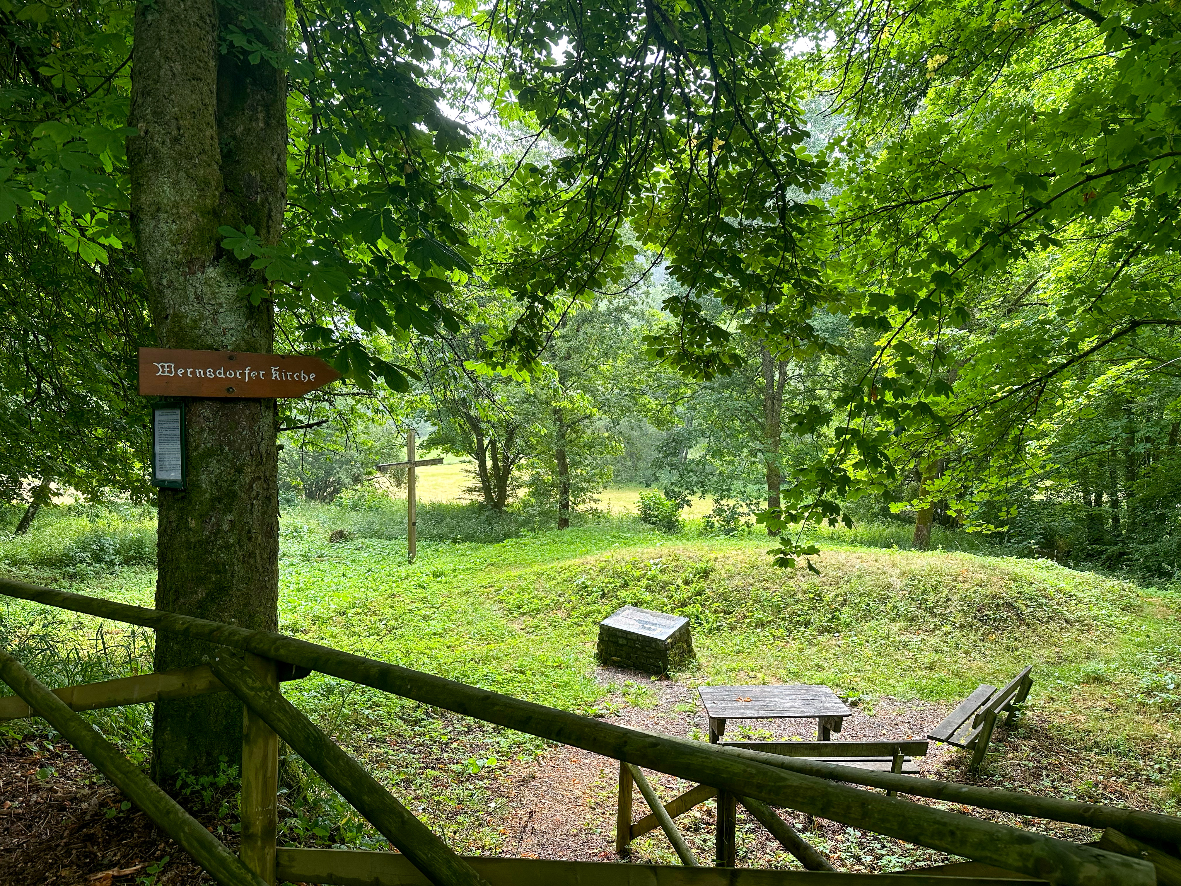 Platz mit Bänken und Gedenkstein umgeben von Wald und Wiesen. Platz mit Bänken und Gedenkstein umgeben von Wald und Wiesen.
