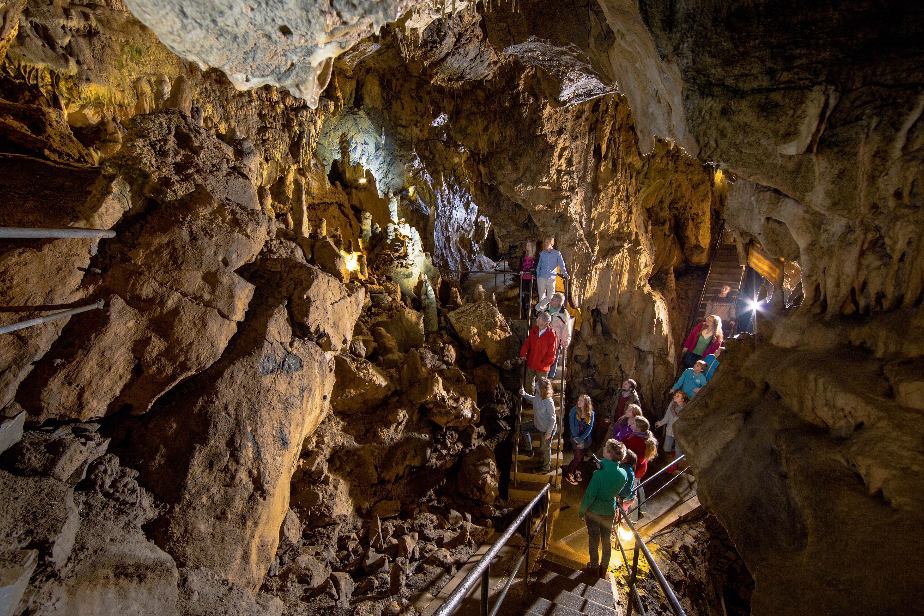 Einige Personen im Inneren einer Tropfsteinhöhle.
