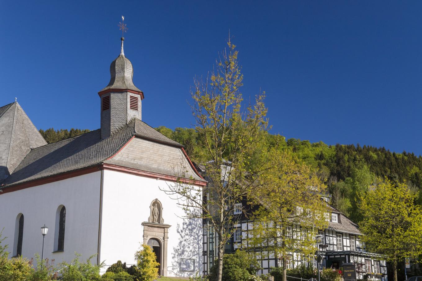 Kirche St. Luzia und Willibrord Silbach.jpg