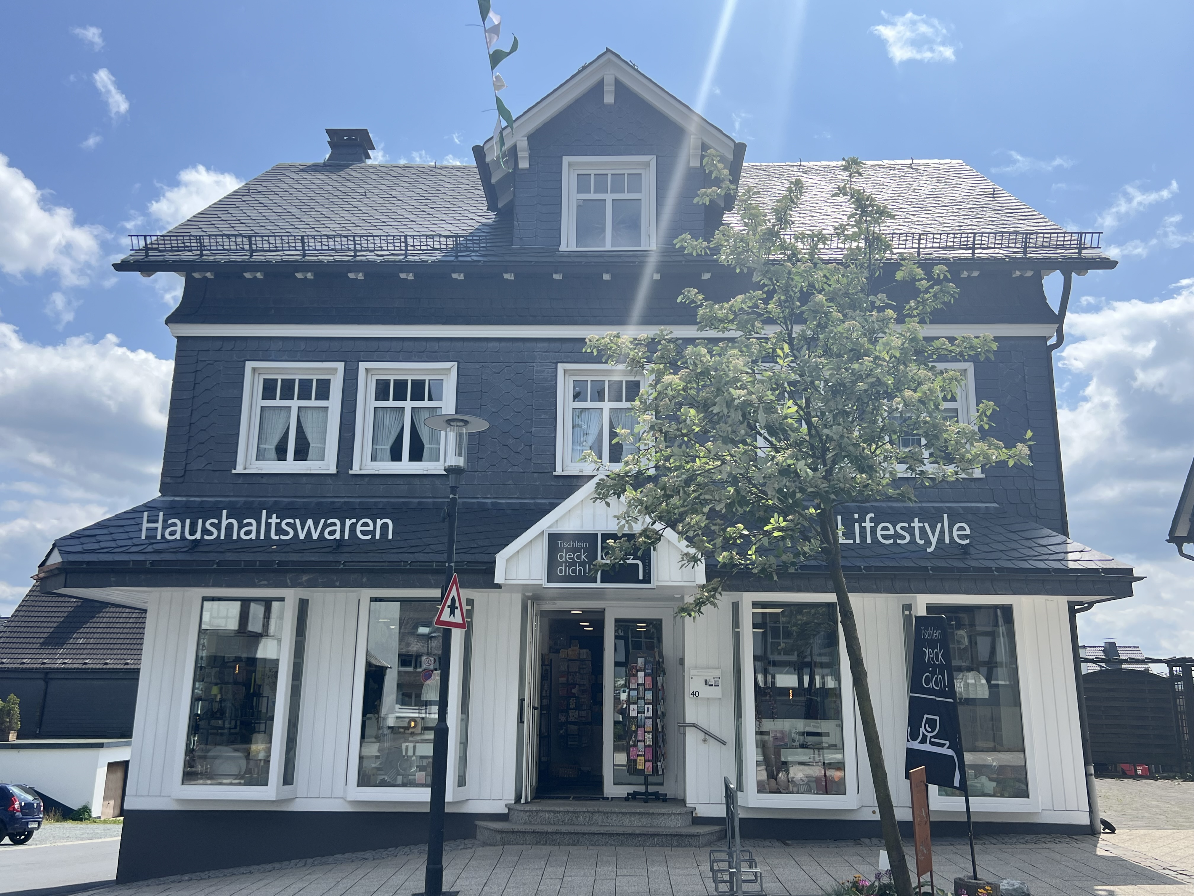 Ein dreistöckiges Haus mit Verkaufsräumen im Erdgeschoss.jpg