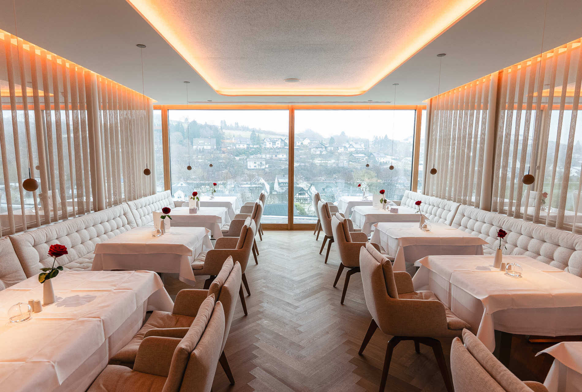 Helles Restaurant mit großen Fenstern, eingedeckten Tischen und gemütlicher Atmosphäre Helles Restaurant mit großen Fenstern, eingedeckten Tischen und gemütlicher Atmosphäre