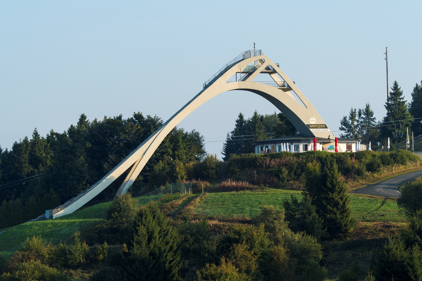 Die St. Georg Sprungschanze umgeben von Wiesen und Wäldern. Die St. Georg Sprungschanze umgeben von Wiesen und Wäldern.