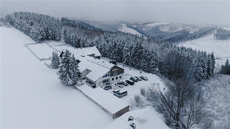 Winterbild des Landhotels aus der Vogelperspektive.jpg