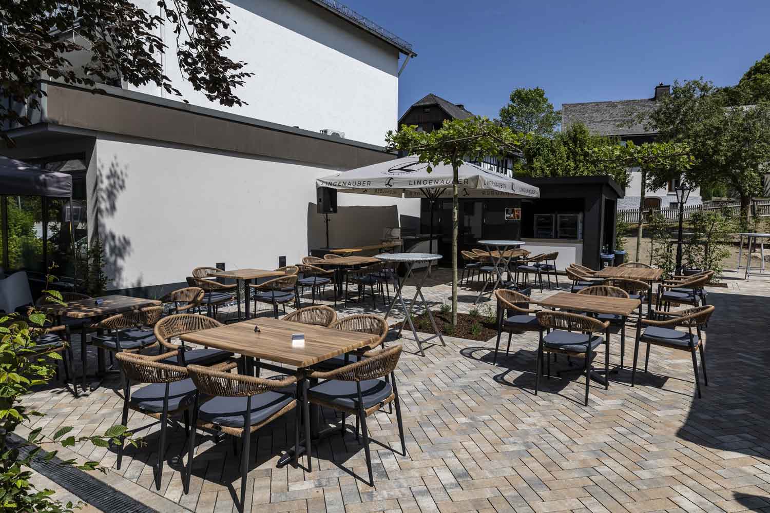 Biergarten mit Bestuhlung und Sonnenschirm.jpg Biergarten mit Bestuhlung und Sonnenschirm.jpg