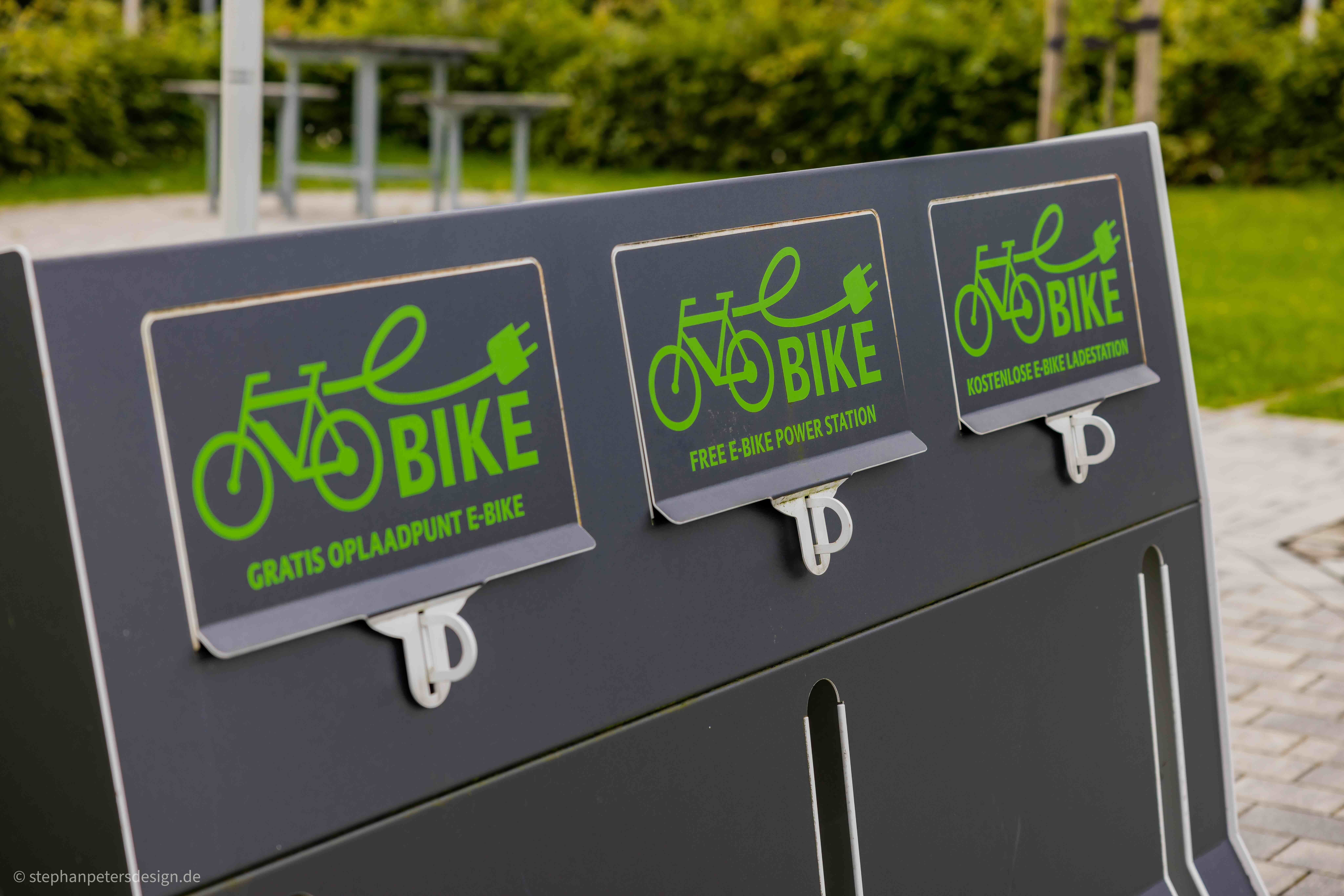 Eine Ladestation für E-Bikes mit drei Ladeplätzen. Eine Ladestation für E-Bikes mit drei Ladeplätzen.