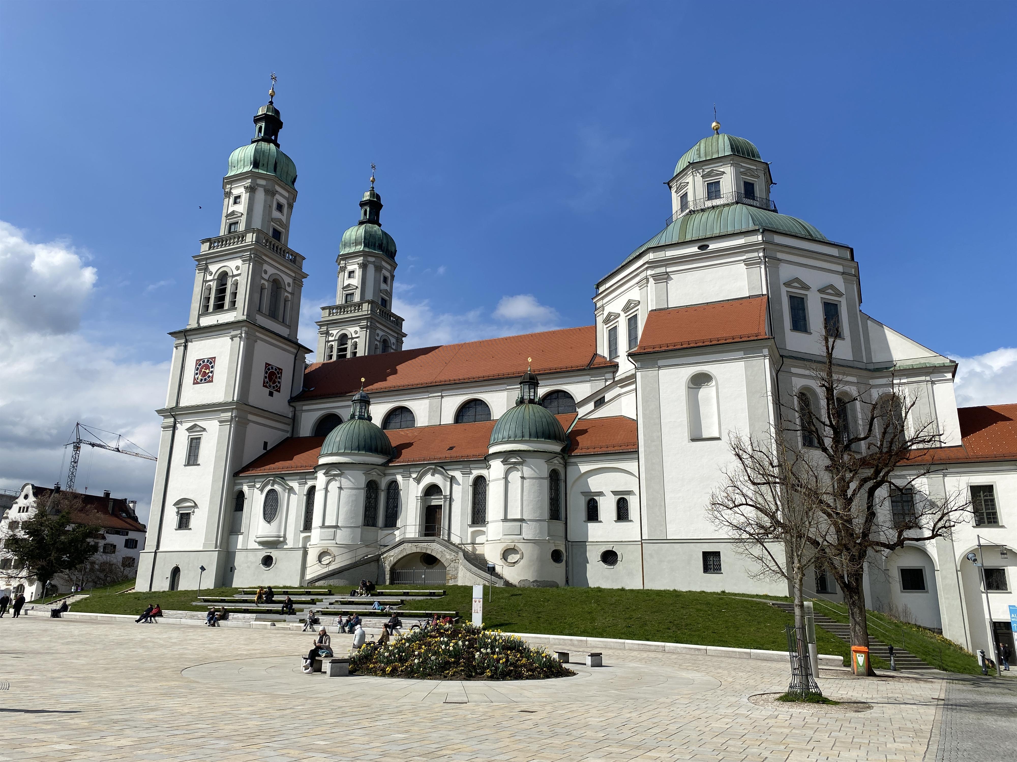 Hildegardplatz mit St. Lorenz Basilika Hildegardplatz mit St. Lorenz Basilika